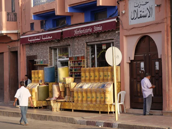 MARRAKECH, MOROCCO - 23 Eylül 2019 Marakeş 'in Medina Mahallesi, Marakeş, Fas. Şehirdeki insanlar ve trafik. Alışveriş, ticaret, turizm.
