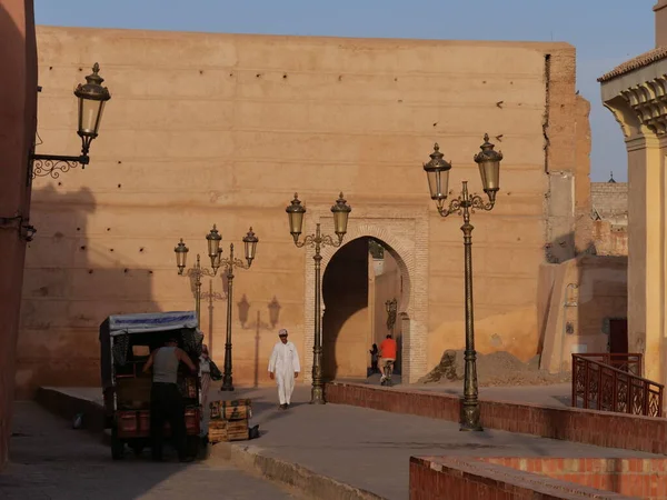 MARRAKECH, FOCCO - 23 Eylül 2019: Kasbah Camii ve geleneksel yerel halk 