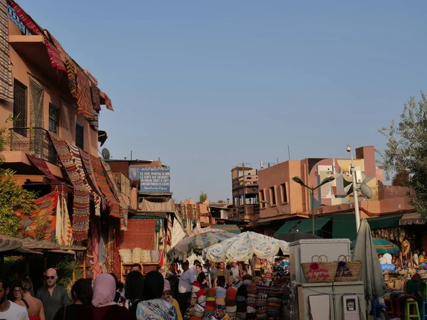 MARRAKECH, MOROCCO - 23 Eylül 2019 Marakeş 'in Medina Mahallesi, Marakeş, Fas. Şehirdeki insanlar ve trafik. Alışveriş, ticaret, turizm.