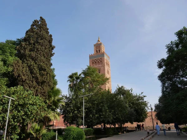 MARRAKECH, MOROCCO - 23 Eylül 2019: Mavi gökyüzü ile güneşli bir günde Koutoubia Camii manzarası