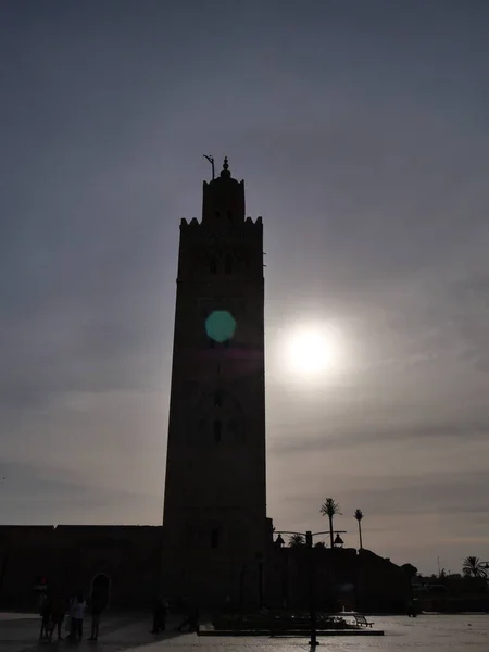 MARRAKECH, FOCCO - 23 Eylül 2019: Gece Koutoubia Camii manzarası