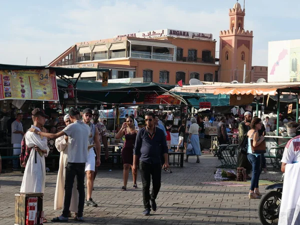 MARRAKECH, MOROCCO - 23 Eylül 2019 Marakeş 'in Medina Mahallesi, Marakeş, Fas. Şehirdeki insanlar ve trafik. Alışveriş, ticaret, turizm.