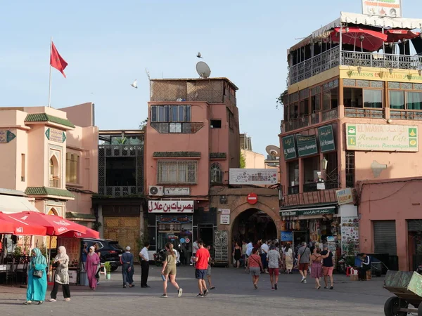 MARRAKECH, MOROCCO - 23 Eylül 2019 Marakeş 'in Medina Mahallesi, Marakeş, Fas. Şehirdeki insanlar ve trafik. Alışveriş, ticaret, turizm.