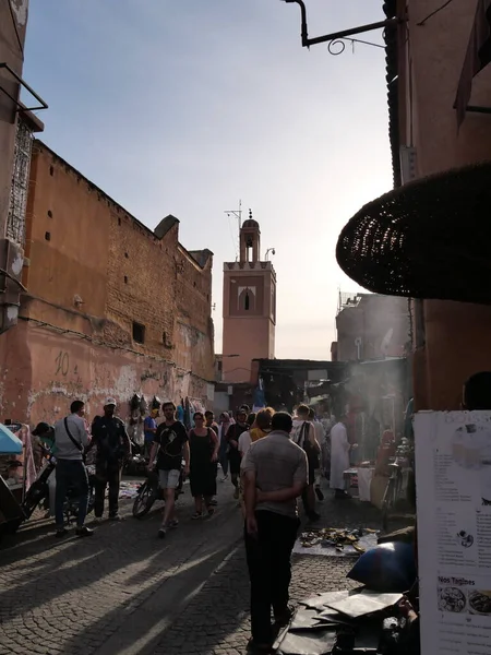 MARRAKECH, MOROCCO - 23 Eylül 2019 Marakeş 'in Medina Mahallesi, Marakeş, Fas. Şehirdeki insanlar ve trafik. Alışveriş, ticaret, turizm.