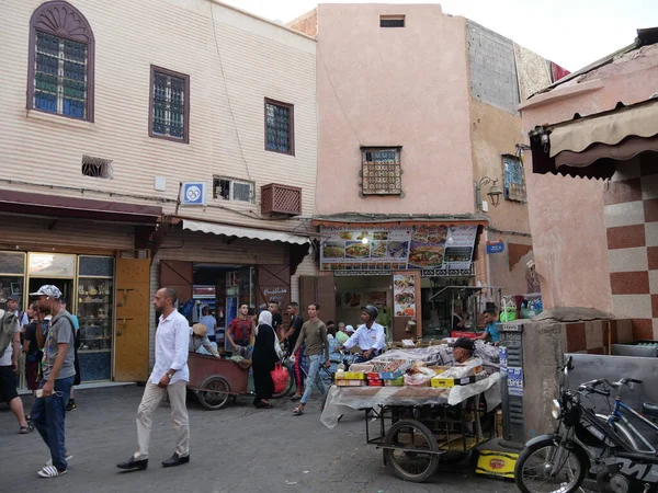 モロッコのマラケシュ 9月23 2019 マラケシュのメディア街 マラケシュ モロッコの広場や市場 市内の人々や交通 ショップ — ストック写真