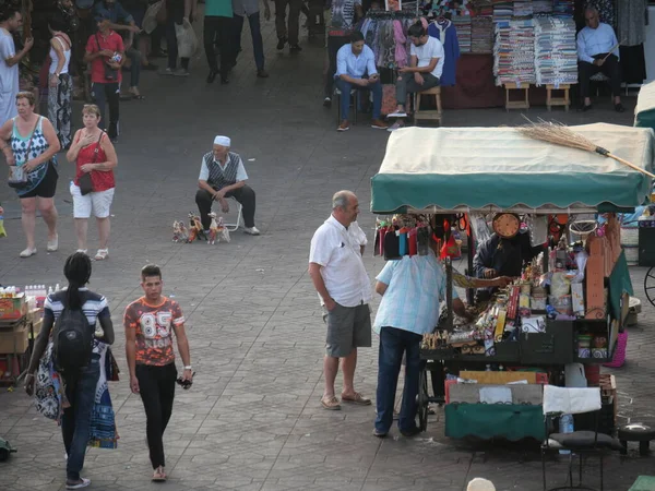 MARRAKECH, MOROCCO - 23 Eylül 2019 Marakeş 'in Medina Mahallesi, Marakeş, Fas. Şehirdeki insanlar ve trafik. Alışveriş, ticaret, turizm.