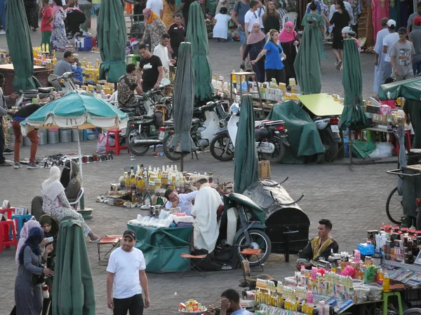 MARRAKECH, MOROCCO - 23 Eylül 2019 Marakeş 'in Medina Mahallesi, Marakeş, Fas. Şehirdeki insanlar ve trafik. Alışveriş, ticaret, turizm.