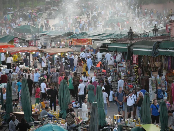 MARRAKECH, MOROCCO - 23 Eylül 2019 Marakeş 'in Medina Mahallesi, Marakeş, Fas. Şehirdeki insanlar ve trafik. Alışveriş, ticaret, turizm.
