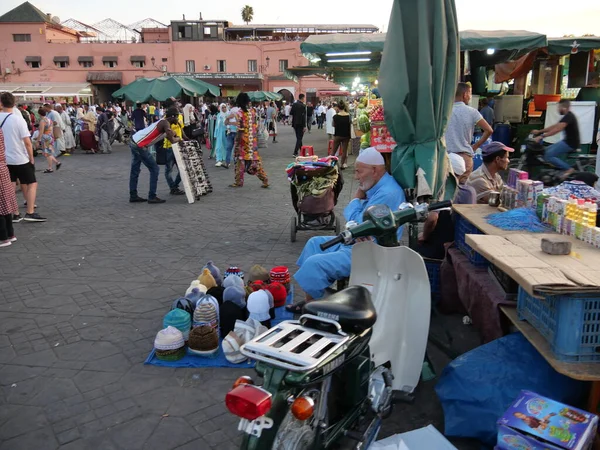 モロッコのマラケシュ 9月23 2019 マラケシュのメディア街 マラケシュ モロッコの広場や市場 市内の人々や交通 ショップ — ストック写真
