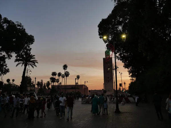 MARRAKECH, MOROCCO - 23 Eylül 2019 Marakeş 'in Medina Mahallesi, Marakeş, Fas. Şehirdeki insanlar ve trafik. Alışveriş, ticaret, turizm.