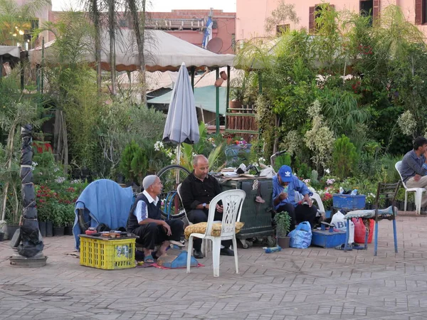 MARRAKECH, MOROCCO - 23 Eylül 2019 Marakeş 'in Medina Mahallesi, Marakeş, Fas. Şehirdeki insanlar ve trafik. Alışveriş, ticaret, turizm.