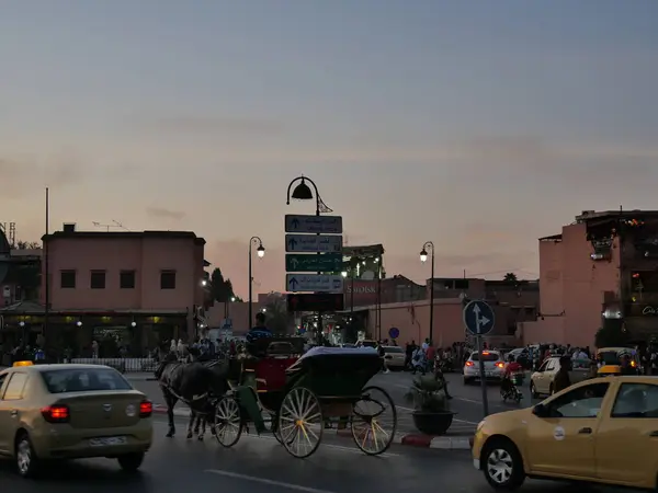 MARRAKECH, MOROCCO - 23 Eylül 2019 Marakeş 'in Medina Mahallesi, Marakeş, Fas. Şehirdeki insanlar ve trafik. Alışveriş, ticaret, turizm.