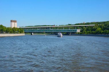 Moskova Nehri üzerinde yaz yürüyüşü