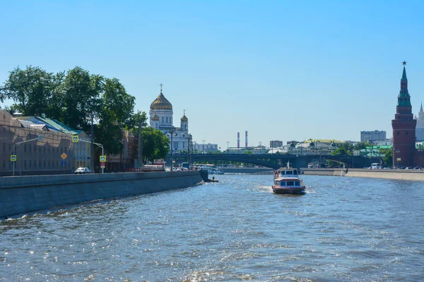 Moskova Nehri Üzerinde Yaz Yürüyüşü — Stok fotoğraf