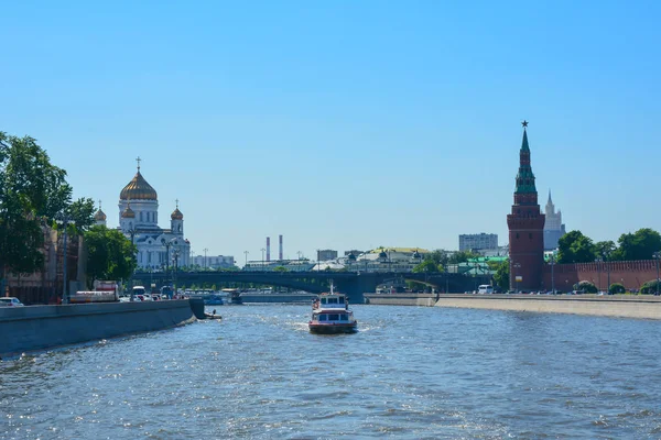 Moskova Nehri Üzerinde Yaz Yürüyüşü — Stok fotoğraf