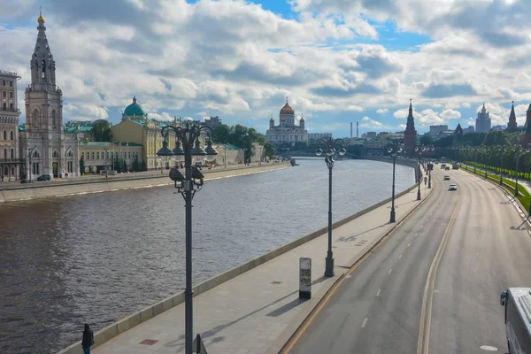 Yaz Aylarında Moskova Nehri Dolgusu — Stok fotoğraf