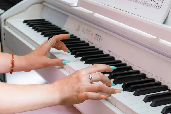 Women Hands Piano — Stock Photo, Image