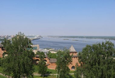 sıcak bir günde güneşli bir şehirde yaz tarihi