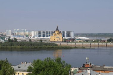 sıcak bir günde güneşli bir şehirde yaz tarihi