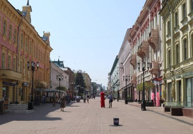 sıcak bir günde güneşli bir şehirde yaz tarihi