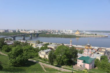 sıcak bir günde güneşli bir şehirde yaz tarihi