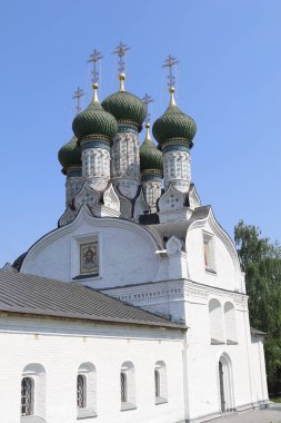 sıcak bir günde güneşli bir şehirde kilise yaz tarihi kubbeleri