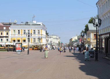 sıcak bir günde güneşli bir şehirde şehir yaz tarihi sokak
