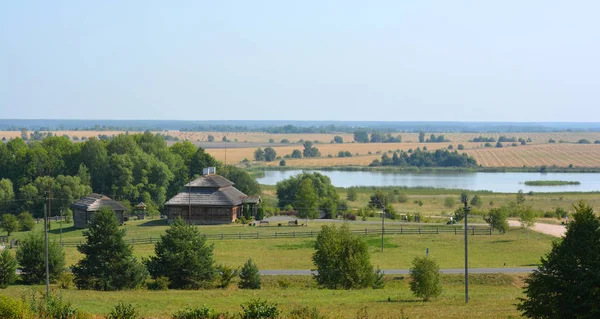 Летний Сельский Пейзаж Старым Коттеджем Озером Беларуси — стоковое фото