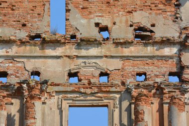Pruzhany eski saray harabeleri, Belarus kırmızı tuğla pencere yerine mavi gökyüzü ile yapılmış.