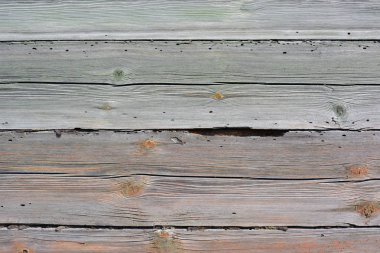 Kırmızı boya izleri ile eski ahşap duvar.