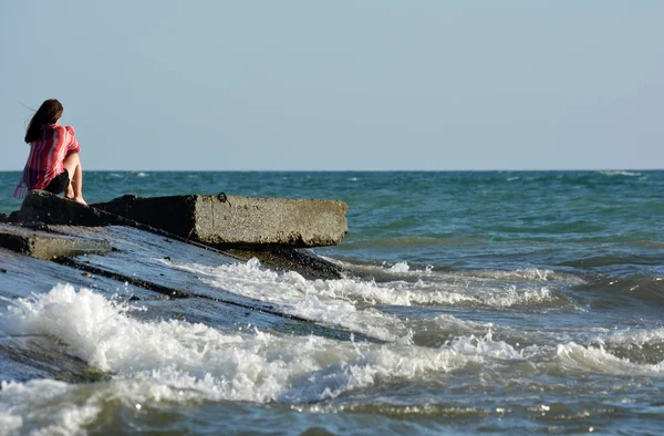 Young Woman Sitting Stone Looking Sea Sunny Day — Stock Photo, Image