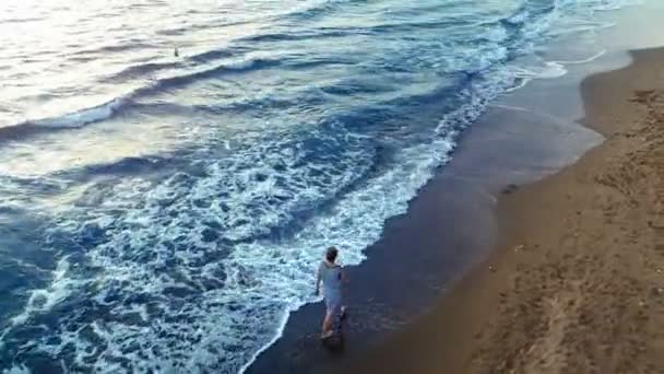 Aerial Shot Woman Walking Seashore Warm Majestic Sea Ocean — стоковое видео
