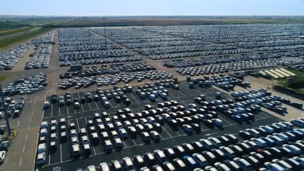 Luchtfoto Van Parkeerplaats Van Gigantische Auto Distributie Met Velden Achtergrond — Stockvideo