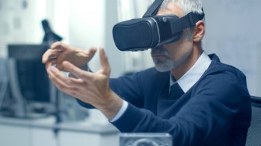 Bu mühendis sanal gerçeklik kulaklık ile çalışma. Modern ve minimalist ofisinde çalışıyor. VR kask.
