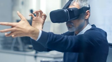 Bu mühendis sanal gerçeklik kulaklık ile çalışma. Modern ve minimalist ofisinde çalışıyor. VR kask.
