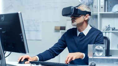 Sanal gerçeklik mühendisi inşaat Vr gözlük üzerinde aynı anda üzerinde onun kişisel bilgisayar programlama yapıyor iken ile.