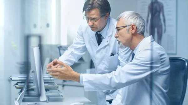 Dois Profissionais Medicina Sênior Discutindo Questões Médicas Sobre Computador Desktop — Fotografia de Stock