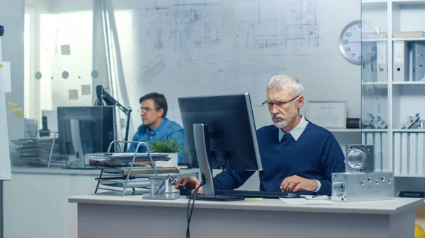 Oficina Ingeniería Ingeniero Trabajando Escritorio Algunos Componentes Técnicos Acostado Escritorio — Foto de Stock