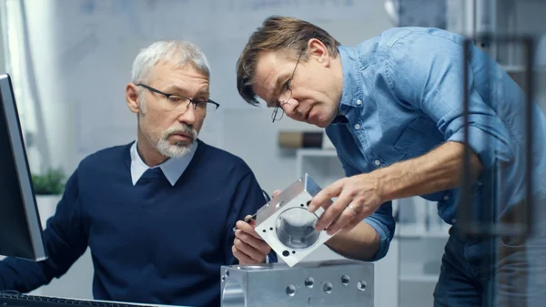 Deux Ingénieurs Principaux Discutent Une Composante Technique Importante Les Deux — Photo