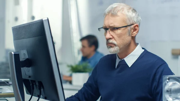 Teknisk Avdeling Sjefsingeniør Som Jobber Hans Skrivebord Noen Tekniske Komponenter – stockfoto