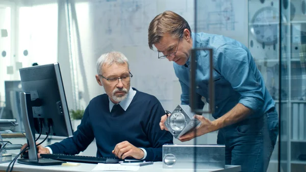 Zwei Leitende Ingenieure Diskutieren Wichtige Technische Komponente Beide Sind Erfahren — Stockfoto