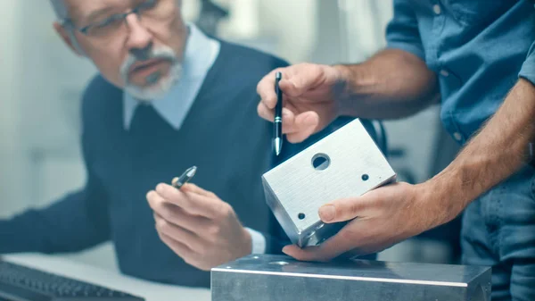 Primo Piano Colpo Due Ingegneri Senior Discutere Importanti Componenti Tecnici — Foto Stock