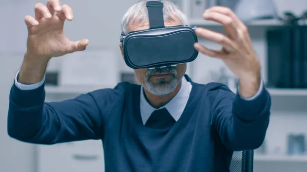 Ingeniero Trabajando Con Auriculares Realidad Virtual Trabaja Oficina Moderna Minimalista — Foto de Stock