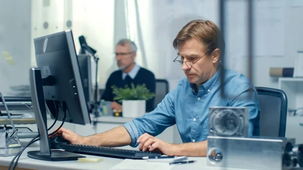 Bureau Ingénierie Occupé Ingénieur Travaillant Son Bureau Quelques Composants Techniques — Photo