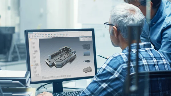 Dos Ingenieros Sénior Trabajando Con Detalle Plano Ordenador Personal Discuten — Foto de Stock