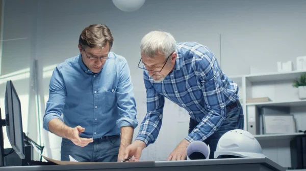 Dos Ingenieros Superiores Trabajan Con Esquemas Planos Mientras Están Pie — Foto de Stock