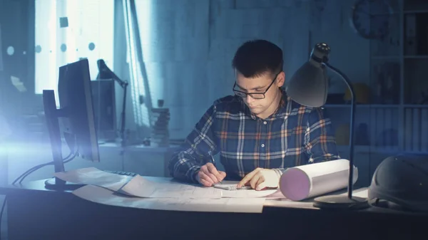 Jovem Engenheiro Arquitetônico Capaz Trabalhando Horas Tardias Seu Escritório Escritório — Fotografia de Stock