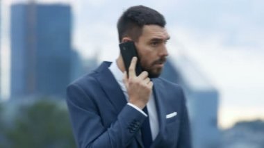 Evet, mali kriz sorunlarını çözme emin iş adamı orta vurdu. Sırtı ile gökdelenler ve Park görünür ile büyük şehre durduğunu.