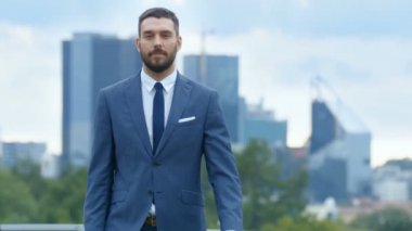 Başarılı iş adamı haçlar silah ve arka plan gökdelenler ve büyük kentin iş merkezine gülümsüyor olduğunu görünür.