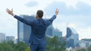 Mutlu başarılı iş adamı elleri tutarsa, o iş zaferi vardır. Arka plan büyük şehirde gökdelenler ile.